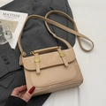 Elegante abrikooskleurige leren handtas met gouden gespen en verstelbare schouderband - Khaki - Zonder Hanger
