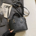 Schicke schwarze Beuteltasche mit Sternenprägung und goldfarbenen Details in Schwarz - Schwarz - Ohne Anhänger