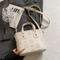 Schicke cremeweiße geprägte Lederhandtasche mit Sternmuster und Goldnieten - Off-White - Ohne Anhänger
