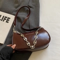 Sac bandoulière en cuir verni marron foncé avec chaîne argentée et logo blanc - Café - Sans Pendentif
