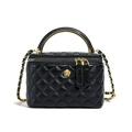 Schwarze gesteppte Leder-Box-Tasche mit goldenem Bogengriff und Kamelien-Ornament - Schwarz