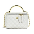 Elegante cremeweiße Stepptasche mit goldener Kamelien-Schnalle und Kettenriemen - Gebrochenes Weiß
