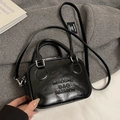 Minimalistische schwarze Lackleder-Tasche mit geprägtem Text und Schulterriemen - Schwarz - Ohne Anhänger