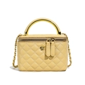 Zitronengelbe gesteppte Box-Tasche mit goldenem Metallgriff und feiner Blumendekoration - Gelb