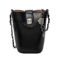 Bolso tipo cubo negro minimalista con textura de cera y cadena de metal plateada - Negro