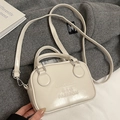 Minimalistische cremeweiße Umhängetasche aus Leder mit Miaoshe-Logo-Prägung - Off-White - Ohne Anhänger