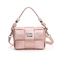 Mini-Webtasche in Perlrosa mit Metalllogo und verzierten Perlenriemendetails - Rosa