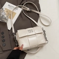 Schicke beige gewebte quadratische Umhängetasche mit Silberlogo und grober Metallkette - Off-White - Ohne Anhänger
