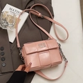 Elegante hellrosa geflochtene Umhängetasche mit Silberlogo und Kettenriemen - Rosa - Ohne Anhänger