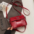 Sac carré tissé rouge en cuir brillant avec logo argenté et bandoulière en chaîne - Rouge Vin (Sans Pendentif)