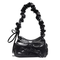 Glänzende schwarze Schultertasche mit Falten, Schleife und strukturiertem Griff - Schwarz