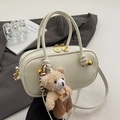 Elegante bolso Boston beige con asa anudada y un bonito colgante de osito - Blanco Crema + Oso con Overol Marrón