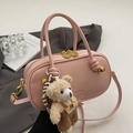 Bolso Boston rosa para mujer con detalles dorados y un lindo colgante de osito - Rosa + Oso con Overol Marrón