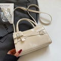 Schicke cremeweiße Handtasche aus Lackleder mit Metallschleife und Umhängeriemen - Ohne Anhänger / Weiß