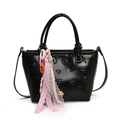Borsa a secchiello nera con motivi goffrati Lucky Dog e ciondoli in pizzo chic - Nero