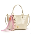 Borsa a secchiello bianco latte con rilievi, logo a cucciolo e ciondoli decorativi - Bianco Sporco