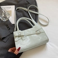 Elegante hellgrüne Handtasche mit Marmortextur, silberner Schleife und verstellbarem Riemen - Ohne Anhänger / Grün