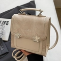 Sac bandoulière beige en simili cuir avec étoiles argentées et rabat texturé - Blanc Cassé - Sans Pendentif