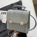 Petit sac à dos bleu clair en similicuir avec étoiles argentées et poignée supérieure - Bleu Ciel (Sans Charme)
