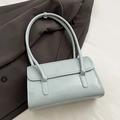 Sac à bandoulière enveloppe bleu clair minimaliste en cuir mat avec style flat lay - Bleu - Sans Pendentif
