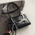 Sac sous les aisselles en cuir noir minimaliste avec nœud en dentelle et chaîne perlée - Noir Avec Nœud Charme