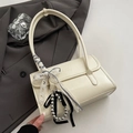 Sac à épaule minimaliste en similicuir crème avec nœud en dentelle et breloques de mode - Blanc Avec Nœud Charme