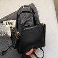 Schicke schwarze Beuteltasche aus Leder mit Lychee-Maserung und Goldbeschlägen - Schwarz - Ohne Anhänger