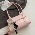 Sac à bandoulière enveloppe rose minimaliste chic avec une breloque nœud noir et blanc - Rose Avec Nœud Charme