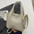 Beigefarbene Beuteltasche aus Leder mit Lychee-Muster und goldenen Metallelementen - Off-White - Ohne Anhänger