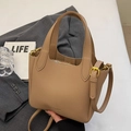 Schicke Khaki-Beuteltasche mit Litschi-Muster, Gold-Hardware und Trageriemen - Khaki - Ohne Anhänger