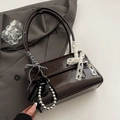 Sac enveloppe en cuir verni marron brillant avec nœud en dentelle et ruban - Café Avec Nœud Charme