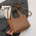 Schicke braune Beuteltasche mit Litschi-Muster, Doppelgriffen und schmalem Gurt - Kaffee - Ohne Anhänger