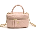 Rosa gesteppte Box-Handtasche mit goldener Kamelien-Verzierung und Kettengurt - Rosa