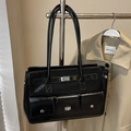 Borsa tote chic in finta pelle nera lucida con tre tasche frontali e fibbie argento - Nero - Senza Ciondolo
