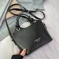 Minimalistische schwarze Beuteltasche mit Plissee-Textur und verstellbarem Gurt - Schwarz - Ohne Anhänger