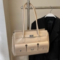 Borsa sottobraccio beige in finta pelle con tre tasche a patta e chiusure a rotazione - Cachi - Senza Ciondolo