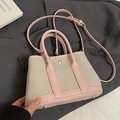 Elegante Beuteltasche aus beigem Canvas mit rosa Lederbesatz und verstellbarem Riemen - Rosa - Ohne Anhänger