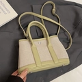Mini-Eimertasche aus matcha-grünem Leder und beigem Canvas mit modischen Metalldetails - Grün - Ohne Anhänger