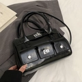Borsa a mano stile biker nera lucida con dettagli argento e tre tasche anteriori - Senza Ciondolo / Nero