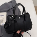 Borsa a secchiello nera minimalista in ecopelle martellata con fibbie in metallo argento - Senza Ciondolo / Nero