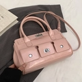 Borsa a mano rosa stile moto in ecopelle con dettagli in metallo argento - Senza Ciondolo / Rosa
