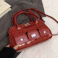 Borsa a mano rossa in pelle PU lucida con chiusure girevoli argento e tracolla - Senza Ciondolo / Rosso