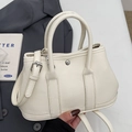 Borsa a secchiello minimalista in pelle martellata bianca con borchie e manici - Senza Ciondolo / Bianco Sporco