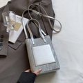 Bolso bandolera gris plateado con textura de mármol sobre una chaqueta marrón - Estilo Simple / Plata - Sin Colgante