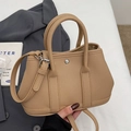 Borsa a secchiello minimalista beige in pelle granata con manici e tracolla - Senza Ciondolo / Cachi