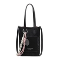 Elegante bolso de hombro negro plisado con asas dobles y colgante de tenis chic - Estilo con Adorno de Nudo de Raqueta / Negro Con Colgante