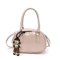 Bowling-Handtasche aus rosa Lackleder mit süßem Cartoon-Anhänger und Trageriemen - Rosa