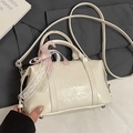 Chique crèmewitte handtas met reliëfletters en een roze geruit lint voor een luxe uitstraling - Zonder Hanger / Wit