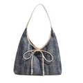 Sac à épaule en denim bleu avec un grand nœud crème et des détails de perles - Blanc