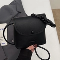 Borsa a secchiello nera minimalista con trama litchi e tracolla intrecciata - Nero - Senza Ciondolo